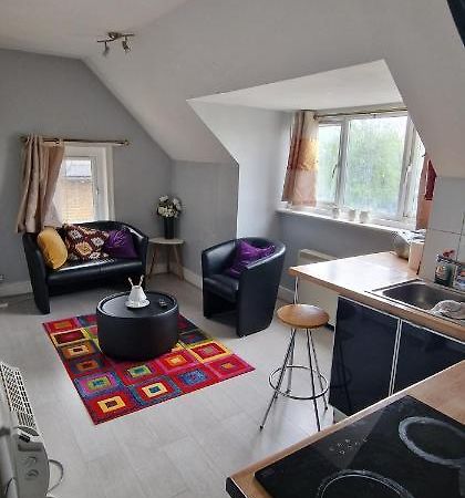 Cosy 2 Bedroom Flat - Sleeps 6 People - Close To Lewisham Dlr/Train Station 런던 외부 사진