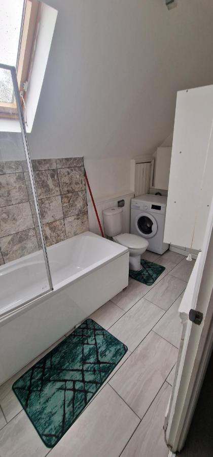 Cosy 2 Bedroom Flat - Sleeps 6 People - Close To Lewisham Dlr/Train Station 런던 외부 사진