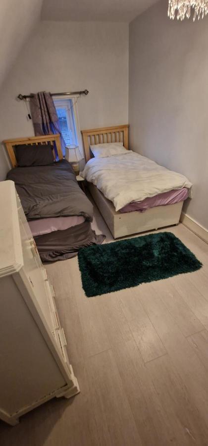 Cosy 2 Bedroom Flat - Sleeps 6 People - Close To Lewisham Dlr/Train Station 런던 외부 사진